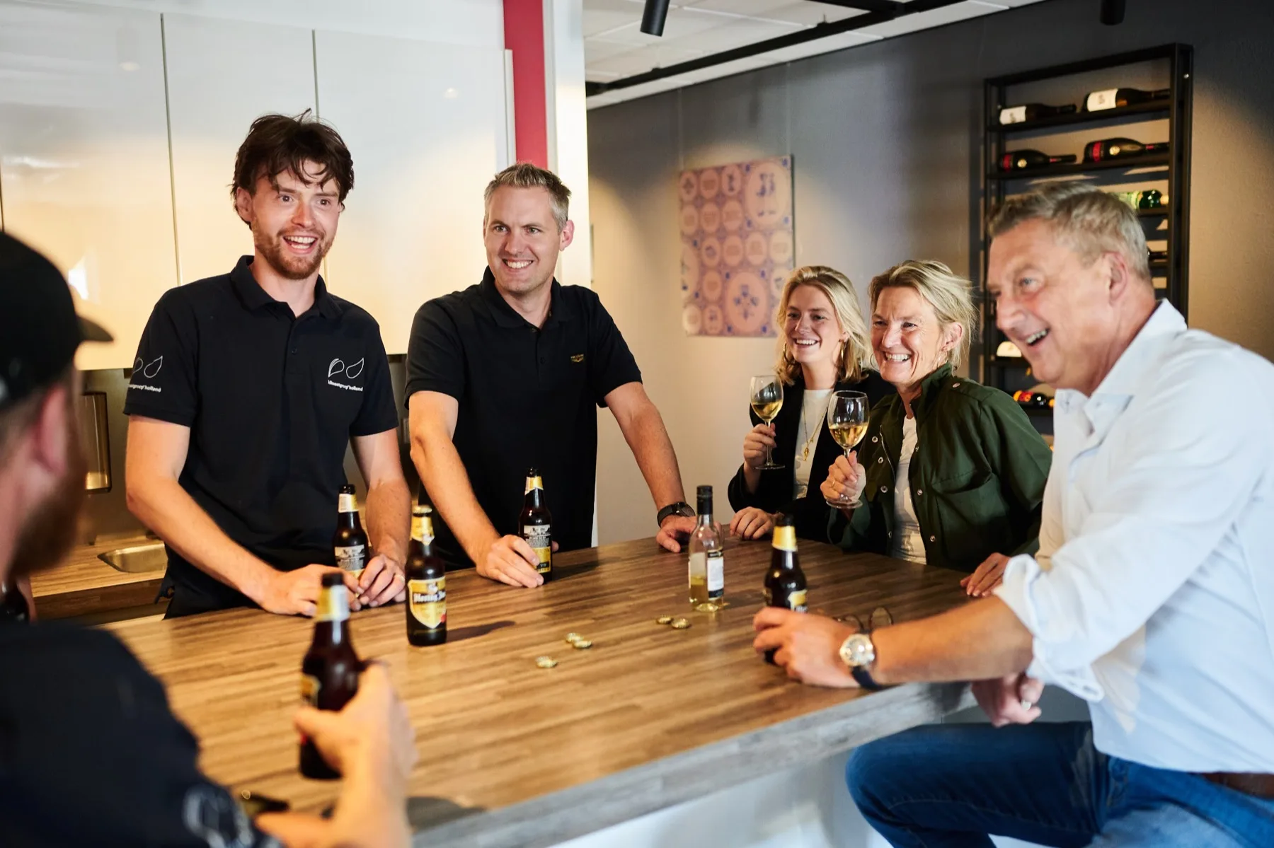 Collega's aan de bar bij de vrijdagmiddagborrel