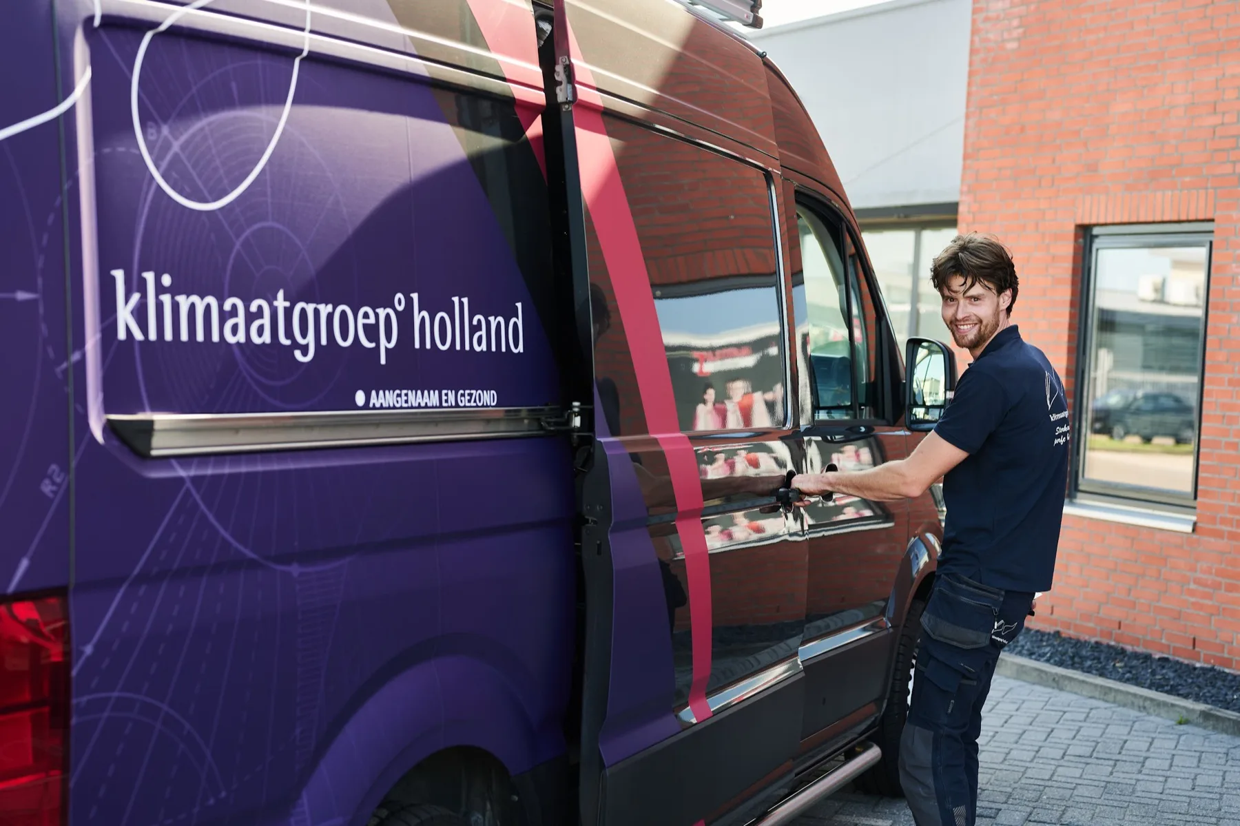 Monteur stapt in de servicebus van Klimaatgroep Holland