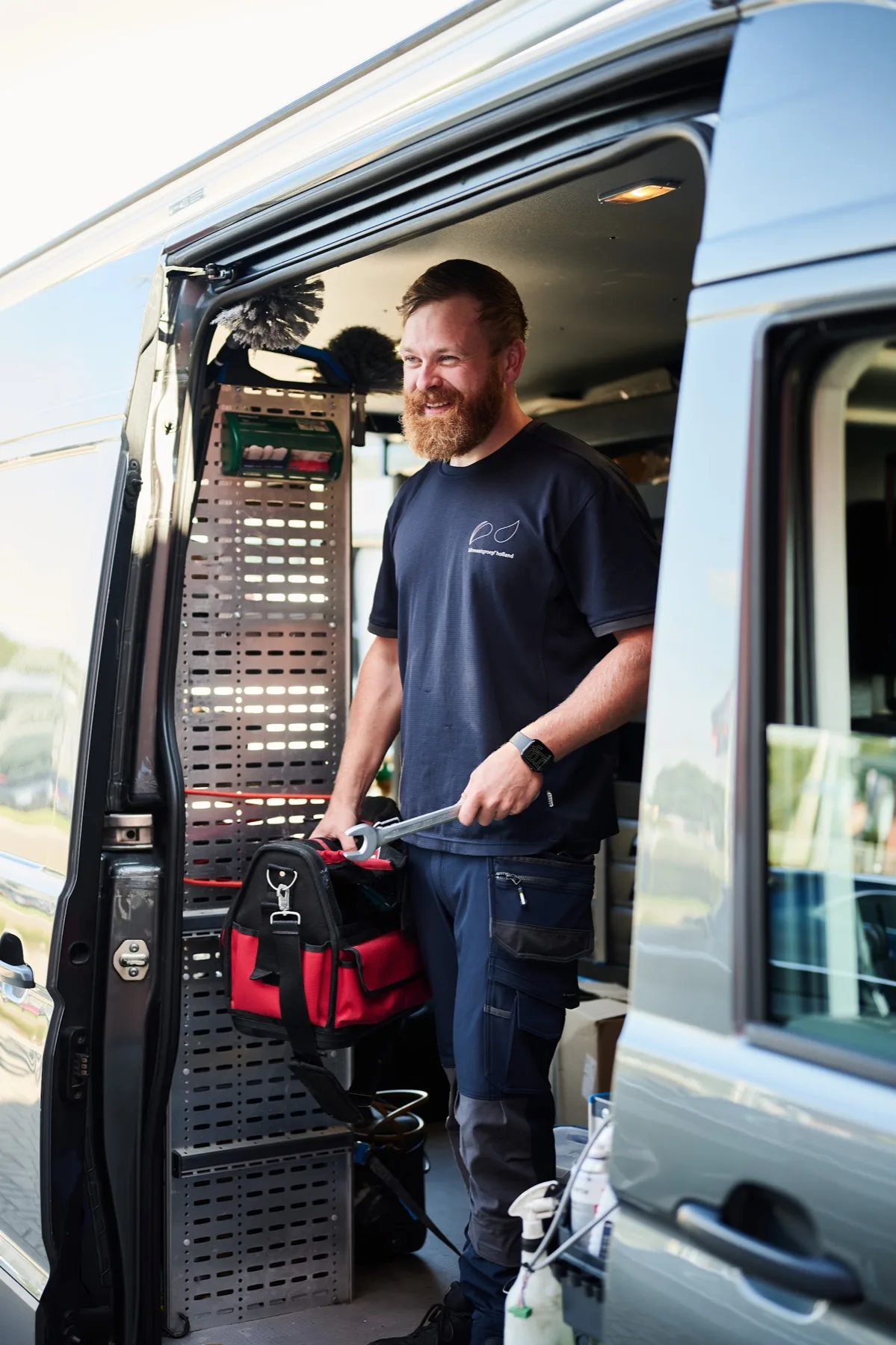Monteur bij de servicebus van Klimaatgroep Holland